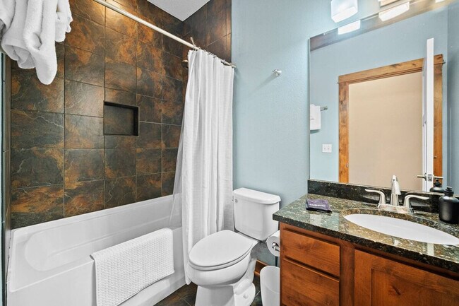 Building Photo - 301 E Walnut St