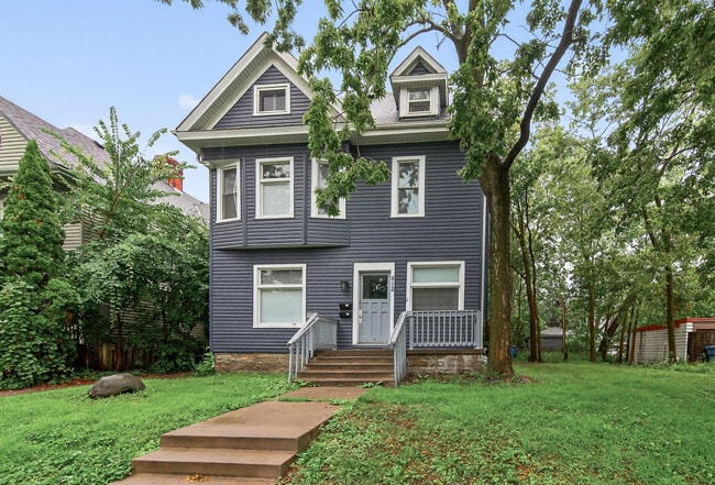 Building Photo - 812 7th St SE