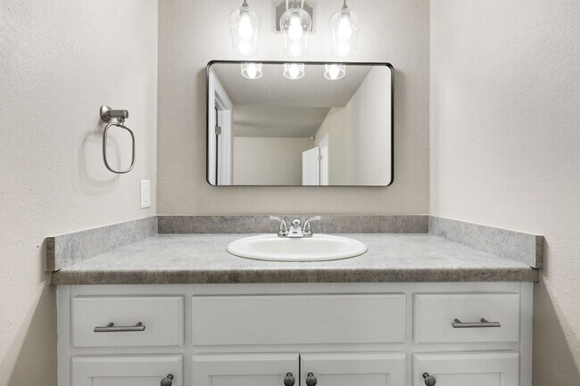 Building Photo - Fully Renovated 3 Bedroom Duplex in the heart of Broken Arrow