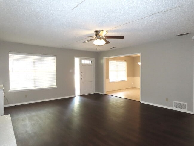 Building Photo - South Tyler! Beautiful 3 Bedroom, 2 Bathroom Duplex