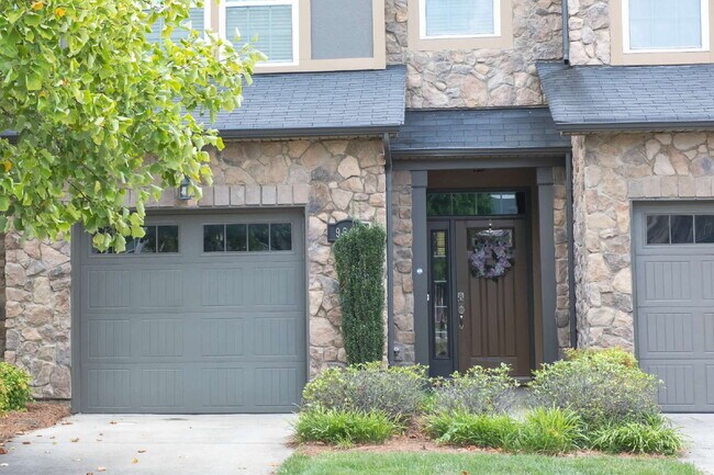Building Photo - "Exquisite  2-Bed Townhouse with 2.5 Baths in Prime Charlotte Location – 1,531 Sq Ft of Comfort!"