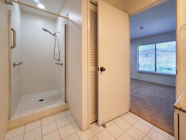 Building Photo - Rarely Available 2BR / 2.5Bath / 2 Parking Carport with 2 Storage Lockers at Nuuanu Streamside!