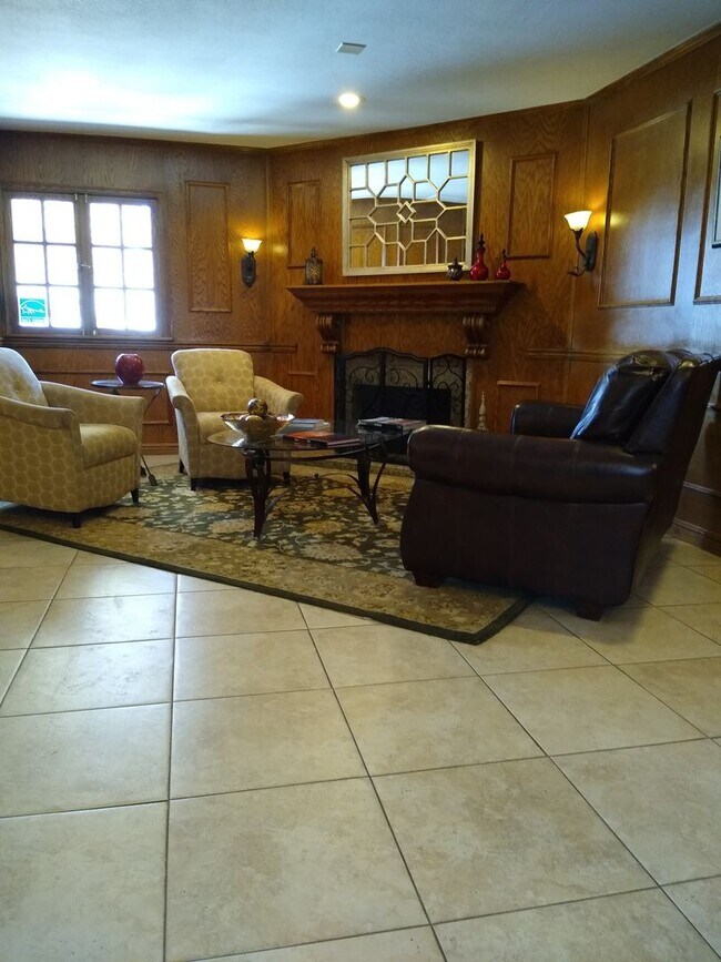 Building Photo - Amazing Penthouse 2 Bedroom 2 Bath With Mo...