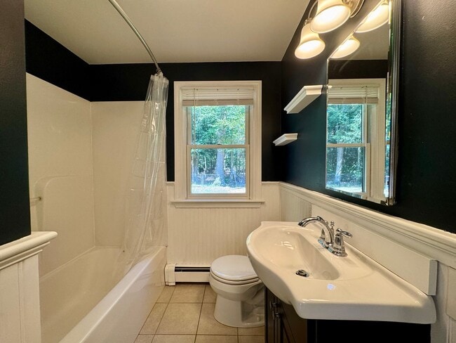 Building Photo - $3,195 Spacious 4BD/2BA Home w/Fenced Backyard | Available Now