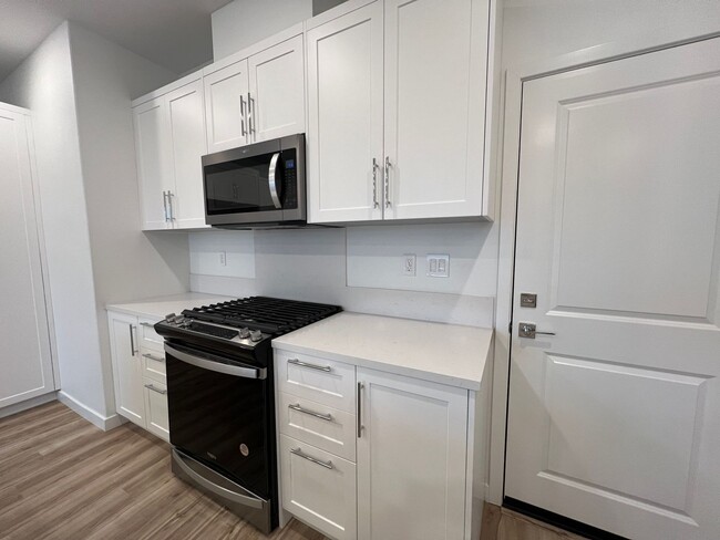 Building Photo - Gorgeous *BRAND NEW* Townhome in Midtown V...