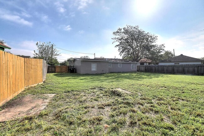 Building Photo - 10921 Shady Ln