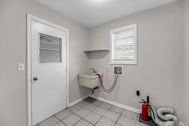 Building Photo - 2 Bedroom, 2.5 Bath Home with Flex Room on...