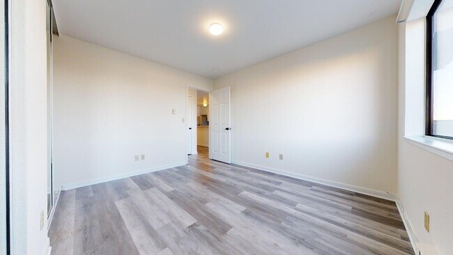Building Photo - Charming 2BD/1BA Apartment in Prime Neighborhood with Parking