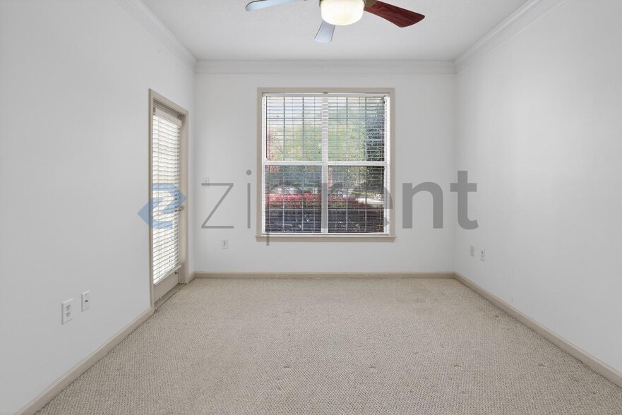 Building Photo - Unit