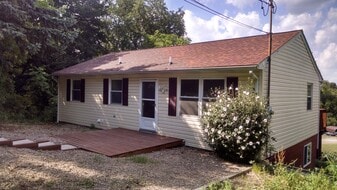 Building Photo - 2284 McKees Rocks Rd