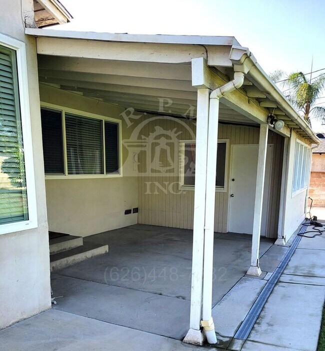 Building Photo - Charming 3 Bedroom Home Available in Oakmo...