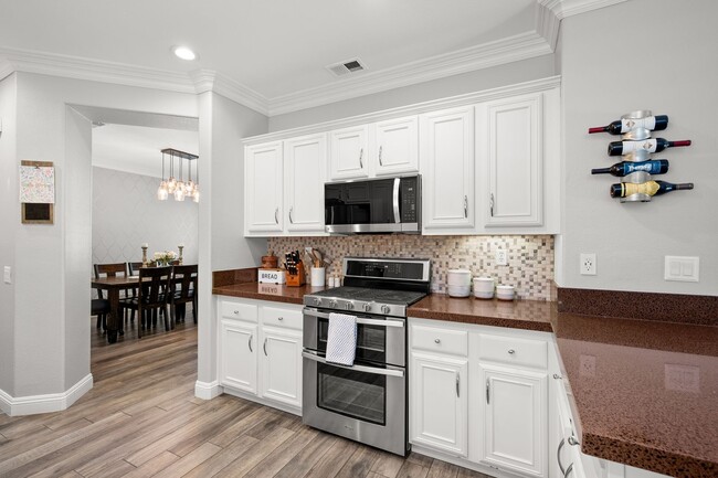 Building Photo - Gorgeous Eastlake Townhome!