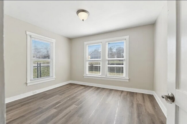 Building Photo - 306 W 17th St