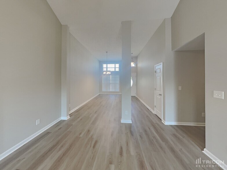 Building Photo - 3641 Aurora Dr