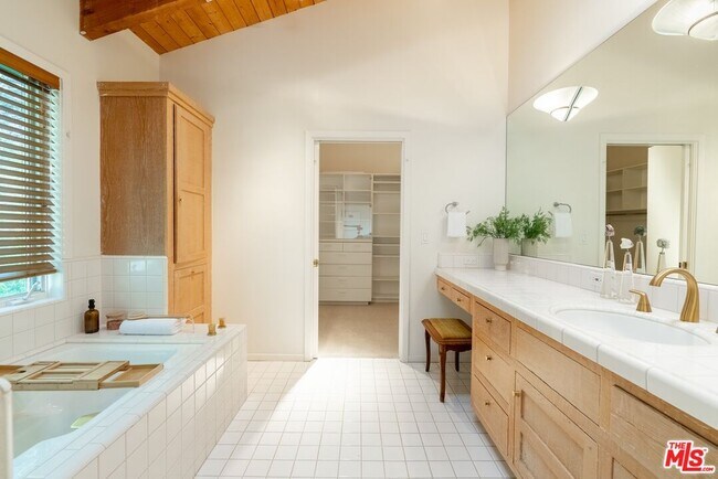 Building Photo - 21338 Colina Dr