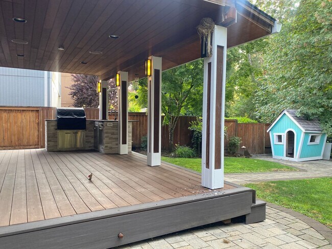 Building Photo - Beautiful Sherwood Home backs to Greenspac...