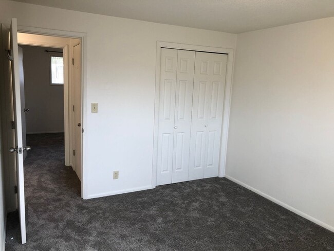 Building Photo - Beautifully updated 2 bed/1bath duplex in ...