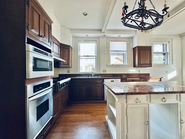 Building Photo - 671 Prospect St