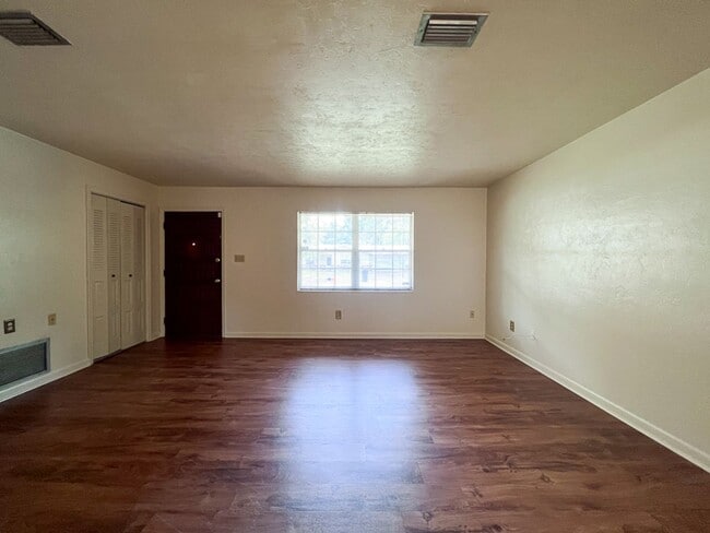 Building Photo - 3BR/2BA House in Northwood Pines - availab...