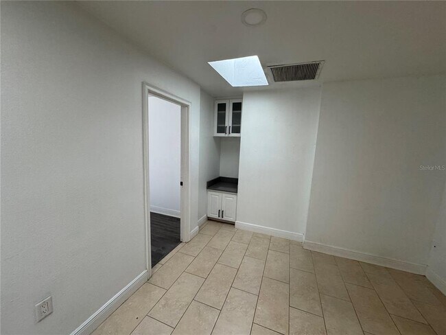 Building Photo - 3740 Aberdeen Dr