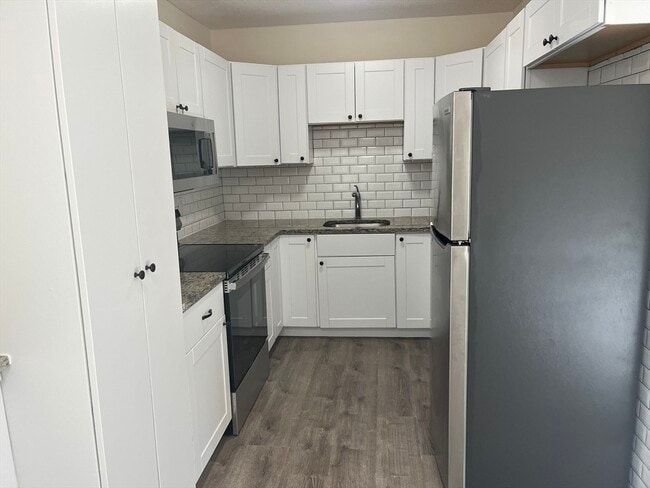 Building Photo - 221 Rock St