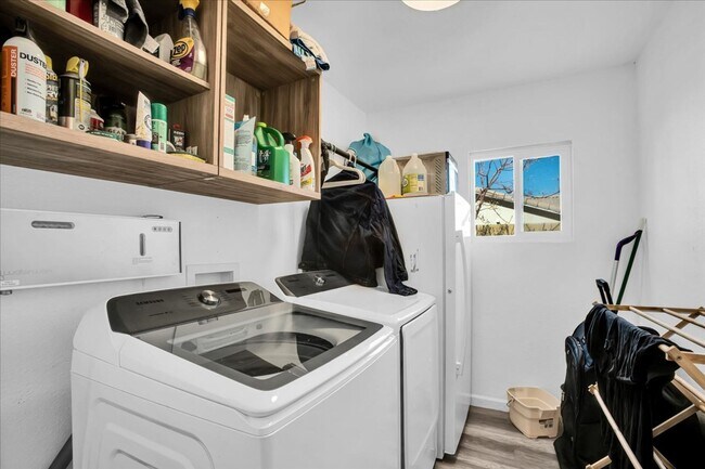 Building Photo - Stunning 3 Bedroom 2 Bathroom Home in Yucc...