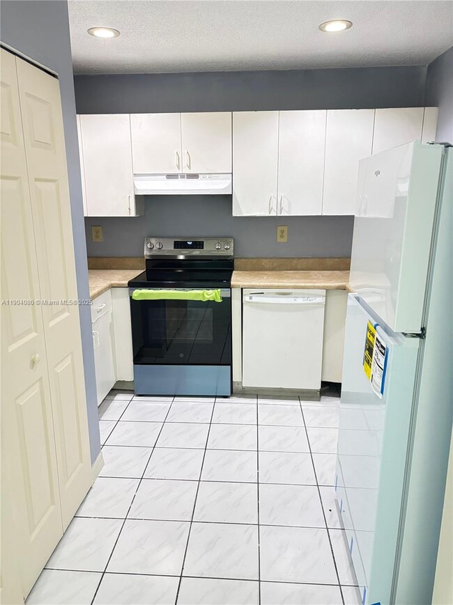 Building Photo - 300 NW 114th Ave