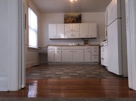 Building Photo - 908 Columbia Ave