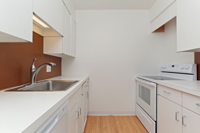 Building Photo - 301 Post Rd E