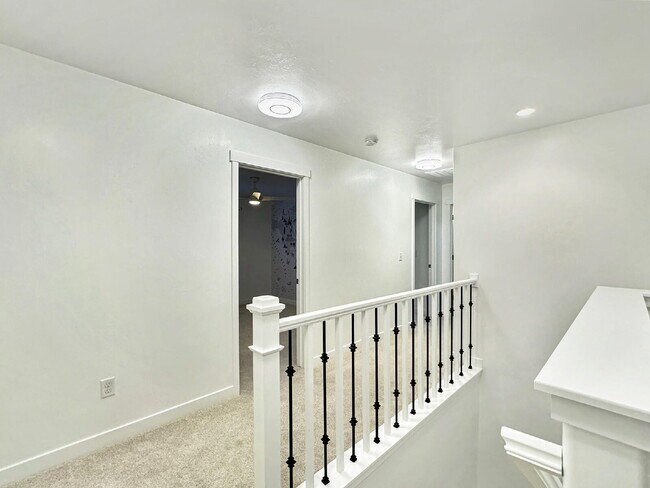 Building Photo - Beautiful Townhouse in Draper - 3 BD 2.5 BA 2 GA - 2250 Square Feet