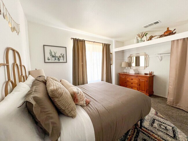 Building Photo - Fully Furnished 4 Bedroom in Sunmore Estat...