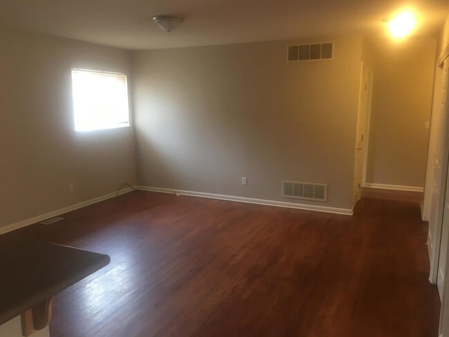 Building Photo - 1437 Roslyn St