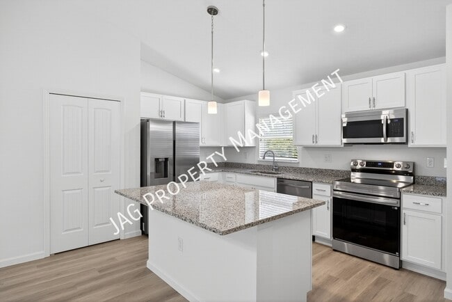 Building Photo - 728 Cornelia Ave SE