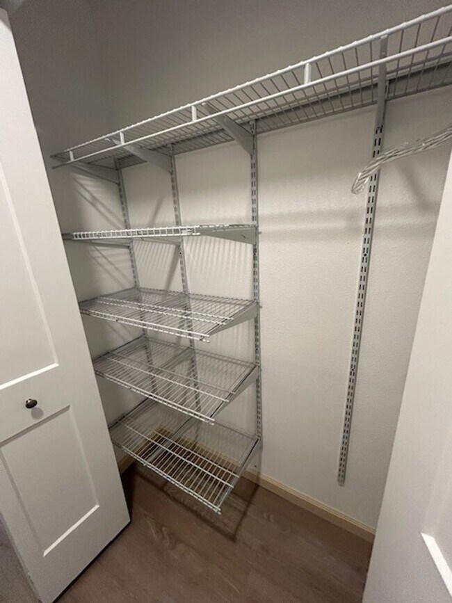 Building Photo - Beautiful Newly Remodeled 2 Bedroom 1.5 Bathroom in SE Visalia!