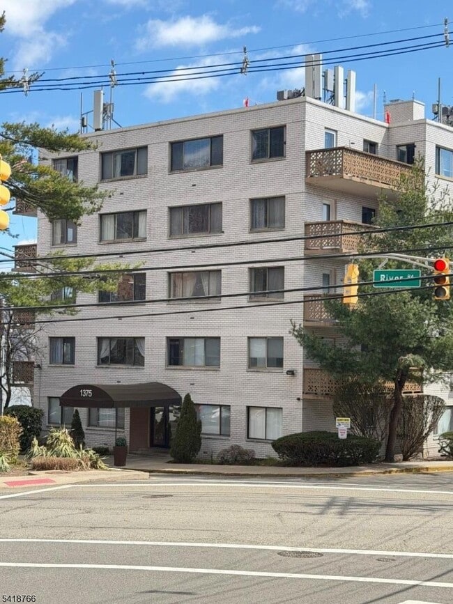 Building Photo - 1375 River Rd