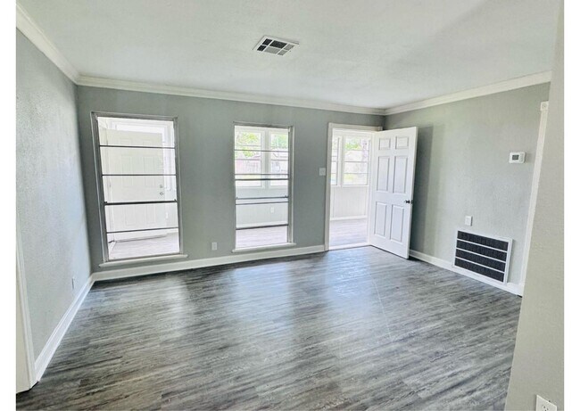 Building Photo - 4914 Kelso St