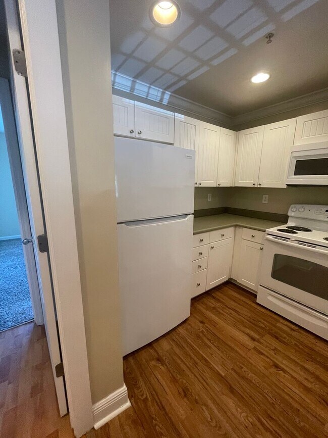 Building Photo - 17-1728 J&amp;S