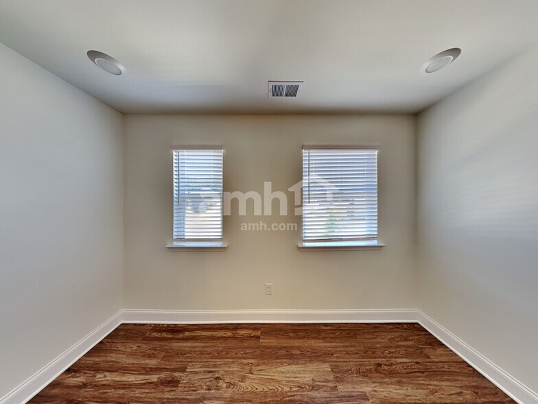 Building Photo - 598 Slew Dr