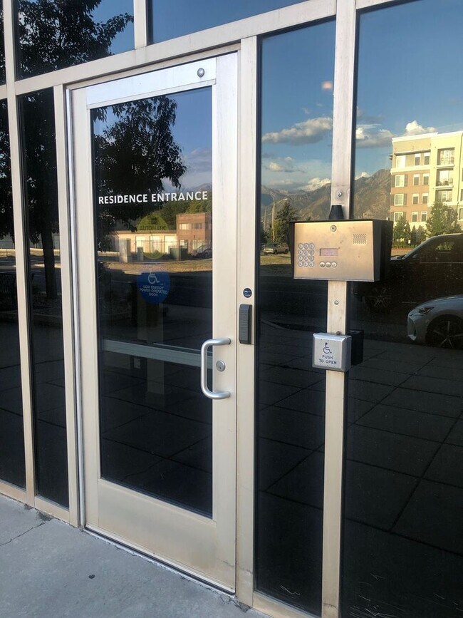 Building Photo - Stunning Down Town Condo in Secure Building