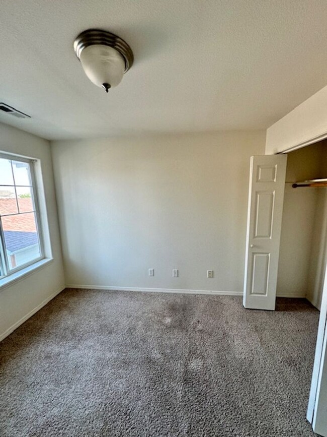 Building Photo - Spacious 3-Bedroom Condo with Bridger View...