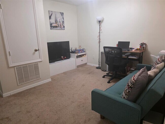 Building Photo - 6013 Scotchwood Glen