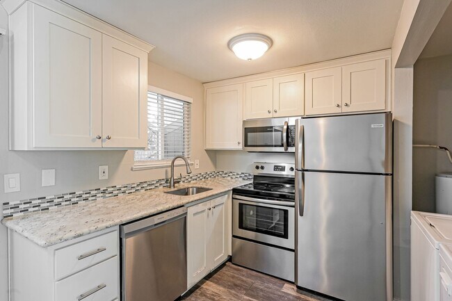 Building Photo - 5011 SW Beaverton Hillsdale Hwy
