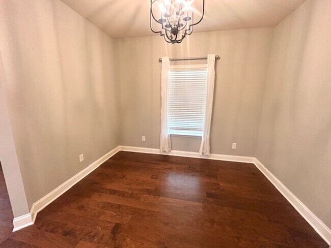 Building Photo - $250 off-MOVE IN SPECIAL!!