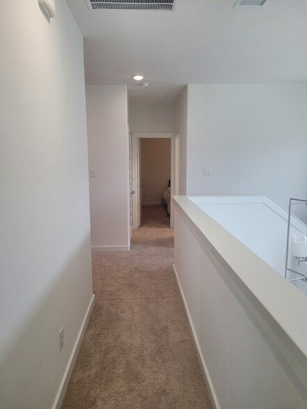 Building Photo - 105 Genovese Dr