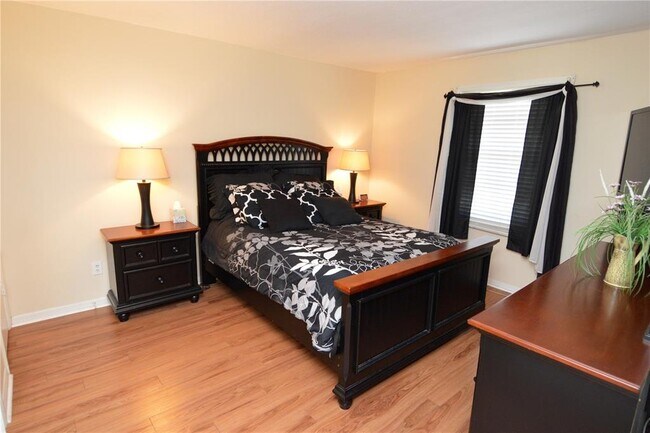 Building Photo - 5245 Coquina Key Dr SE