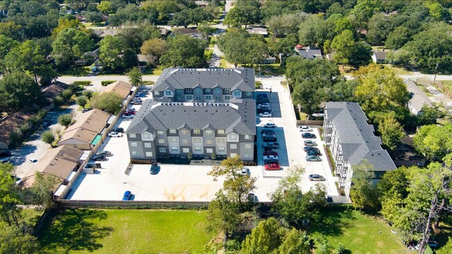 Building Photo - 1720 Crestdale Dr