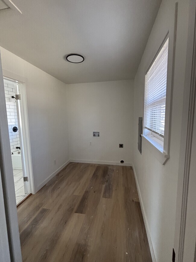 Building Photo - 915 S 6th St