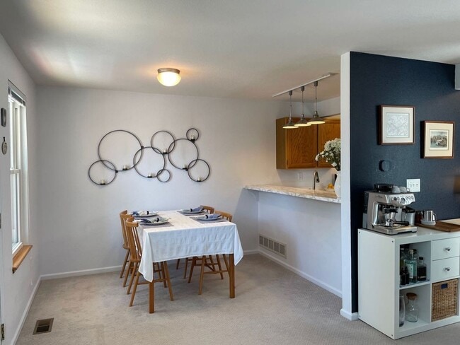 Building Photo - Charming 3b/2.5b Townhome In Louisville
