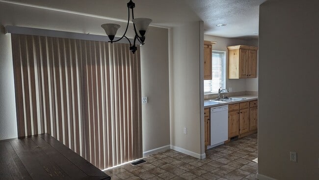Building Photo - 3 Bed 2.5 Townhome