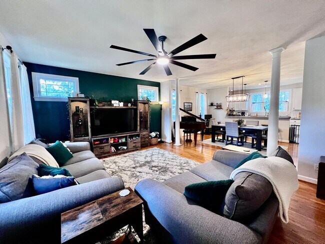 Building Photo - Gorgeous Home in the heart of Bayview Beach